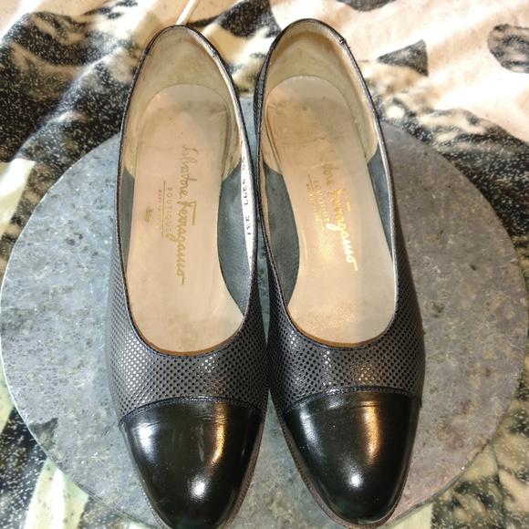 Vintage Salvatore Ferragamo Black Textured Low Heel 7AA - Picture 4 of 7